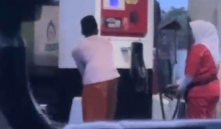Dok. Foto aktivitas pengisian solar ke jerigen oleh petugas SPBU pada hari jumat, 5 Desember 2025, sekitar jam 17.30 yang tertangkap kamera jurnalis media peristiwa.co