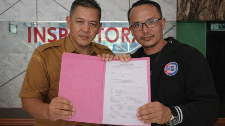 Dok. Foto Benny Hartono saat menyerahkan laporan ke Inspektorat Kabupaten Situbondo, Selasa, 3/2/2026