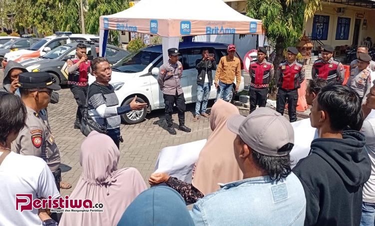 Puluhan Warga Karangmalang Suarakan Aspirasi di Polres Situbondo,