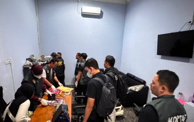 
					Polisi Geledah Empat Lokasi dan Sita Puluhan Dokumen (Foto: Dok. Kortastipidkor)