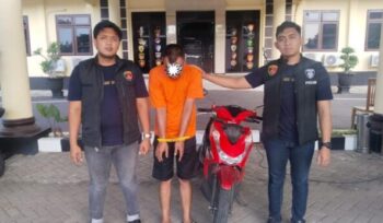 Tim URC Resmob Polres Situbondo  mengamankan pelaku curanmor (Foto: Humas Polres Situbondo)