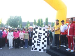 Jelang peringatan Hari Bhayangkara ke-80, Polres Situbondo menggelar olahraga bersama (Foto: Humas Polres Situbondo)