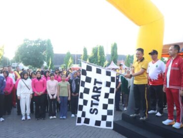 Jelang peringatan Hari Bhayangkara ke-80, Polres Situbondo menggelar olahraga bersama (Foto: Humas Polres Situbondo)