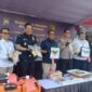Polda Jatim menunjukkan barang bukti penyelundupan gading gajah, BBL, dan kupu-kupu di Bandara Juanda. (Foto: Humas Polda Jatim)