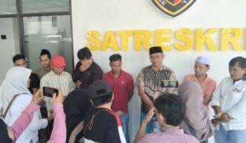 Dok. 17 Nasabah (korban) pada saat mendatangi Satreskrim Polres Pamekasan