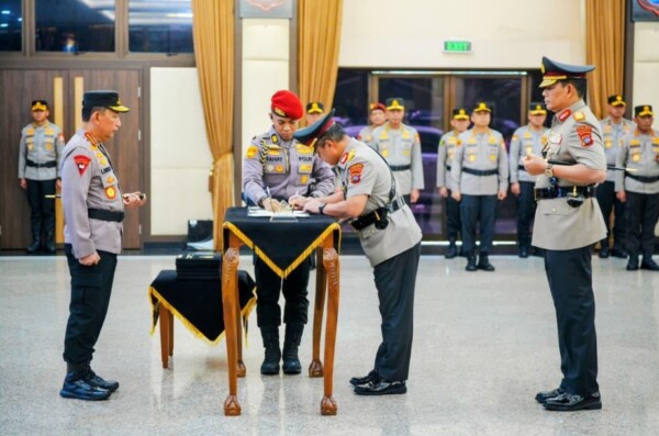 Rotasi enam Kapolda dipimpin langsung Kapolri sebagai bagian dari penyegaran organisasi Polri. (Foto: Humas Polri)