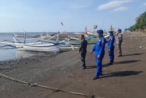 Petugas gabungan menyisir laut hingga Kusnadi, nelayan Situbondo, ditemukan selamat di Pulau Giliyang. (Foto: Jumas Polres Situbondo)