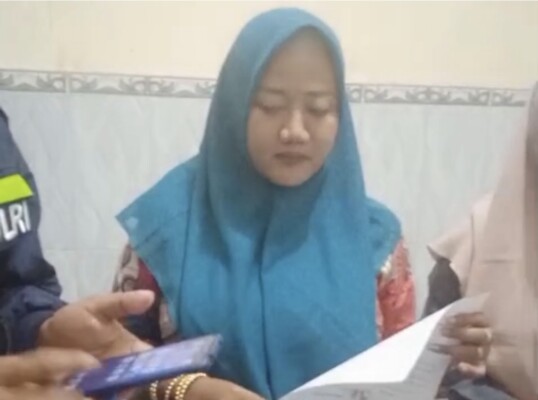 Dok. Foto Holila alias Lela pada saat selesai membuat surat pernyataan di balai desa