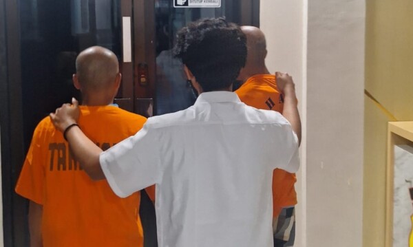 Polisi bekuk dua tersangka kasus pencurian dengan pemberatan (curat) untuk menjalani proses hukum di Polres Situbondo. (Foto: Humas Polres Situbondo)